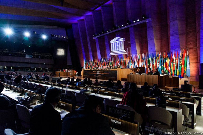 Vertreterinnen und Vertreter der Mitgliedstaaten kommen bei der UNESCO-Generalkonferenz zusammen. 