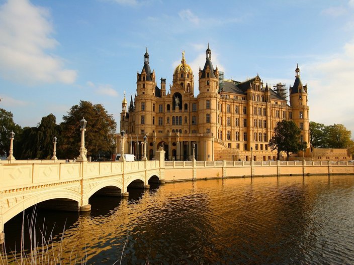 Blick auf das Schweriner Schloss mit der Schlossbrücke