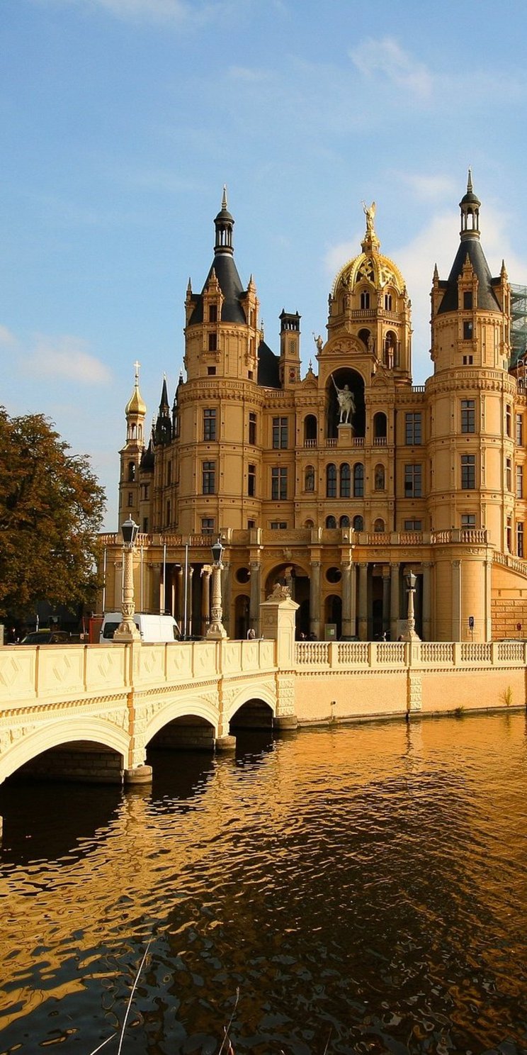 Blick auf das Schweriner Schloss mit der Schlossbrücke