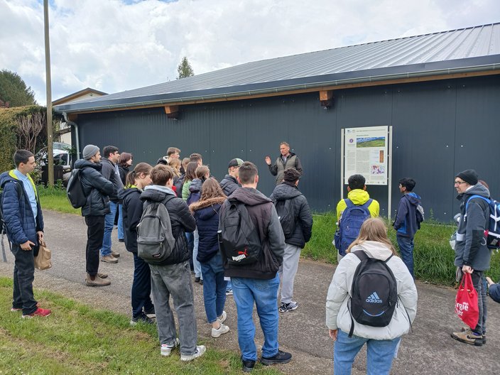 Die Teilnehmenden des Klimacamps stehen vor einem Weingut in Heidelberg.