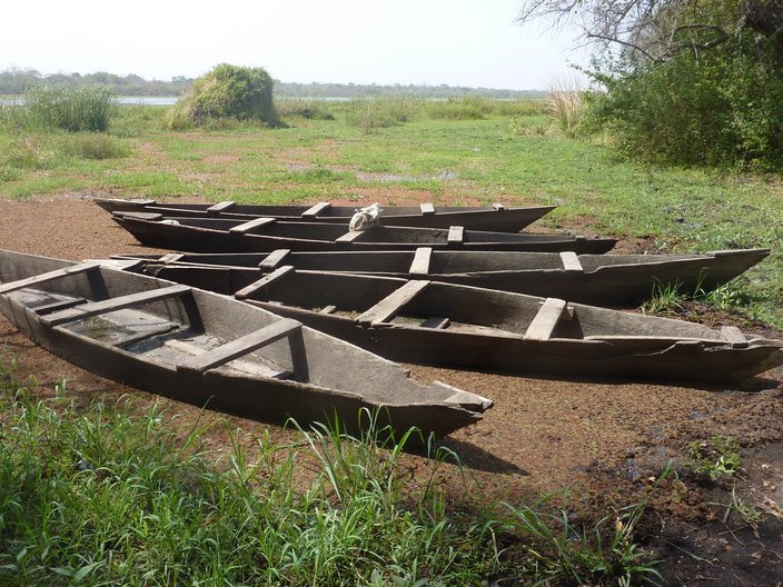 Boote am Ufer des Süßwassersees und Flusses Volta Noire