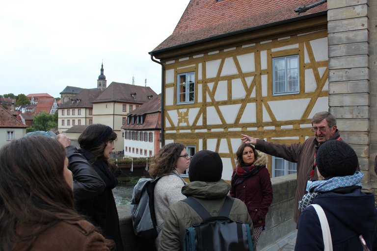 Eine Gruppe von Besucherinnen und Besuchern wird durch die Altstadt von Bamberg geführt