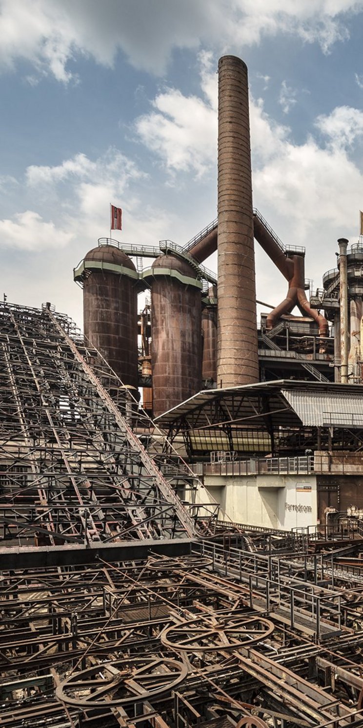 Blick auf das Industriedenkmal der Völklinger Hütte mit dem Erzschrägaufzug im Vordergrund links