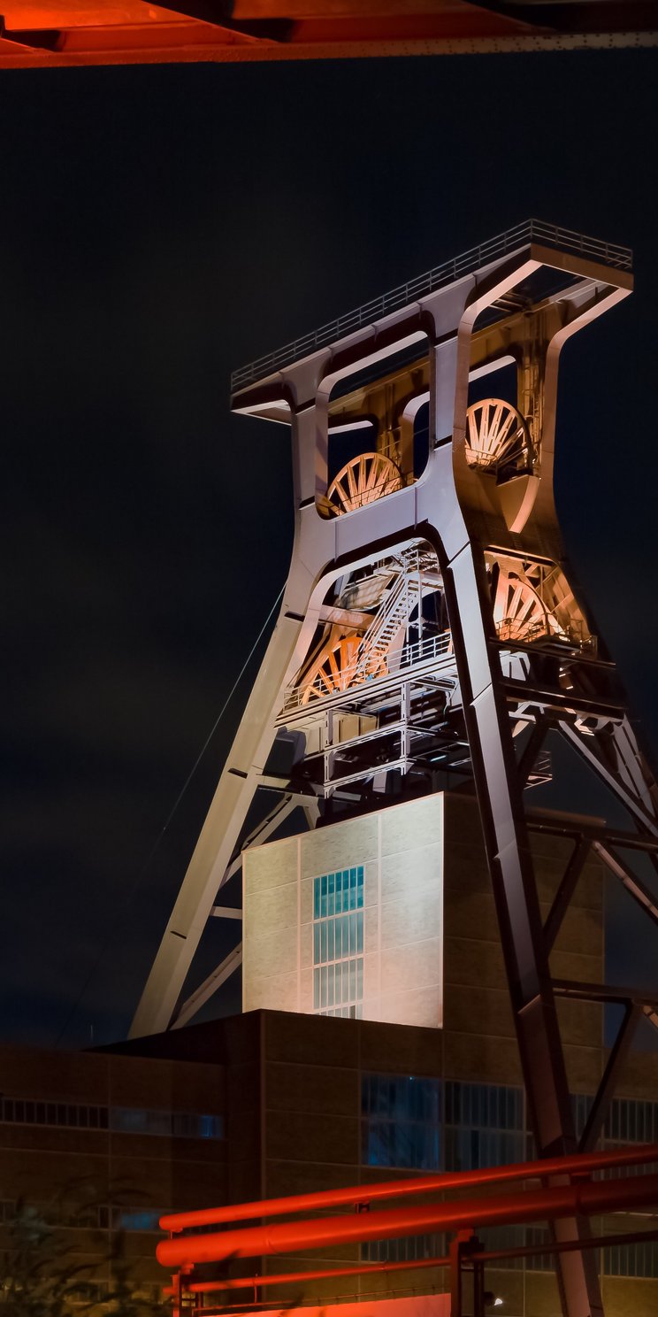 Ansicht der beleuchteten Zeche Zollverein bei Nacht