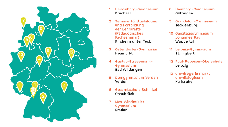 Deutschlandkarte in grün mit den Standorten der UNECSO-Projektschulen eingezeichnet, in gelb, die dem Klimastationennetzwerk angehören.n.