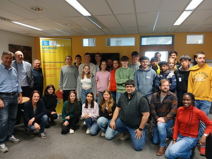 Gruppenfoto aller Teilnehmenden des Klimacamps 2024 in der FH Heidelberg.