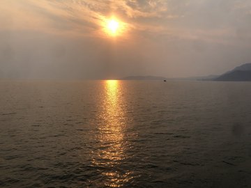 Das Foto zeigt einen Sonnenuntergang über dem Lake Kariba im Biosphärenreservat Middle Zambezi .