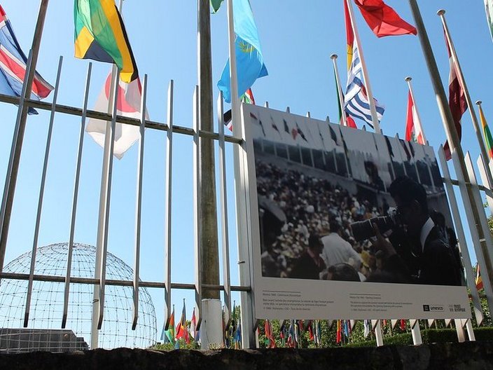 Flaggen mit Weltkugel vor dem UNeSCO-Hauptsitz in Paris 