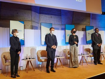 Hochrangige Vertreterinnen und Vertretern beim Weltbildungstreffen 2021, darunter Audrey Azoulay und Emmanuel Macron.