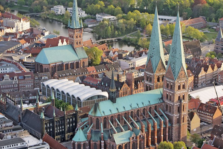 Blick auf die Altstadt mit den Kirchen St. Marien und St. Petri