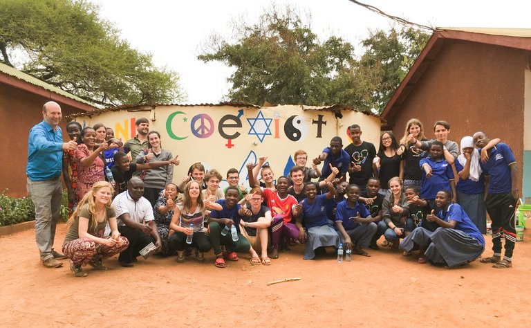 Gruppenfoto der Teilnehmenden des Tansania Austauschs in Tansania im Schulhof.. 