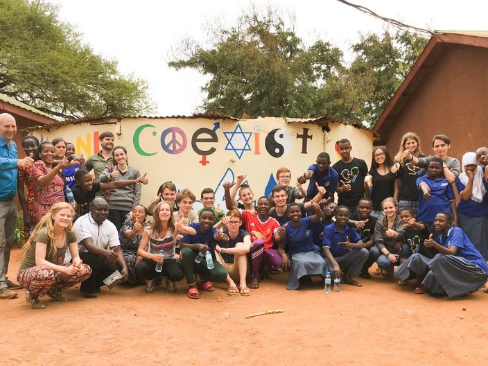 Gruppenfoto der Teilnehmenden des Tansania Austauschs in Tansania im Schulhof.. 