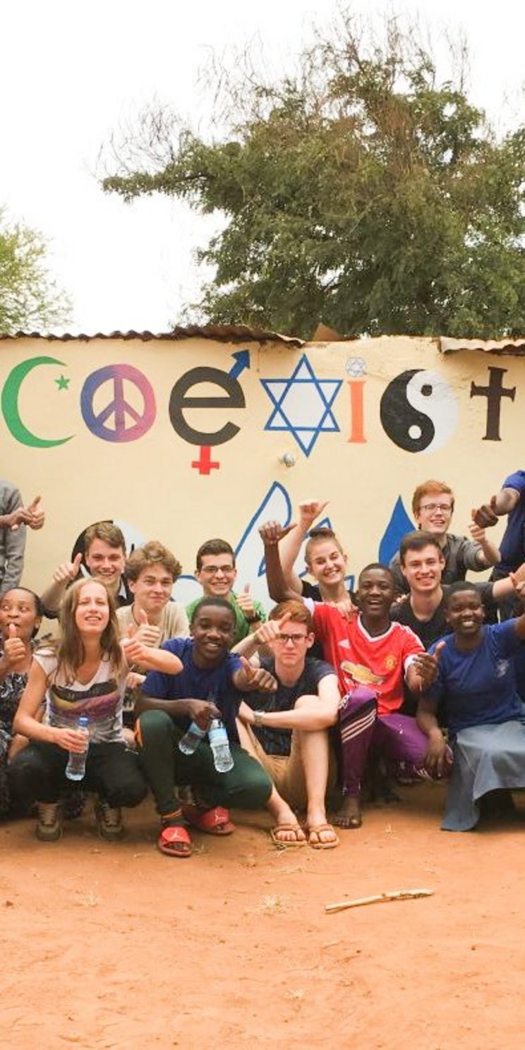 Gruppenfoto der Teilnehmenden des Tansania Austauschs in Tansania im Schulhof.. 