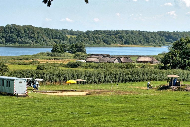 Blick auf archäologische Ausgrabungen in Haithabu