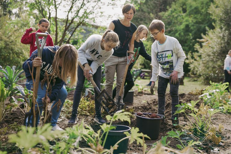 Auf diesem Bild sind die Preistragenden des Acker e.V. aus dem Jahr 2023 bei der Arbeit auf dem Feld zu sehen.