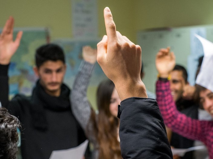 Kinder bei einer Abstimmung in einem Klassenzimmer.