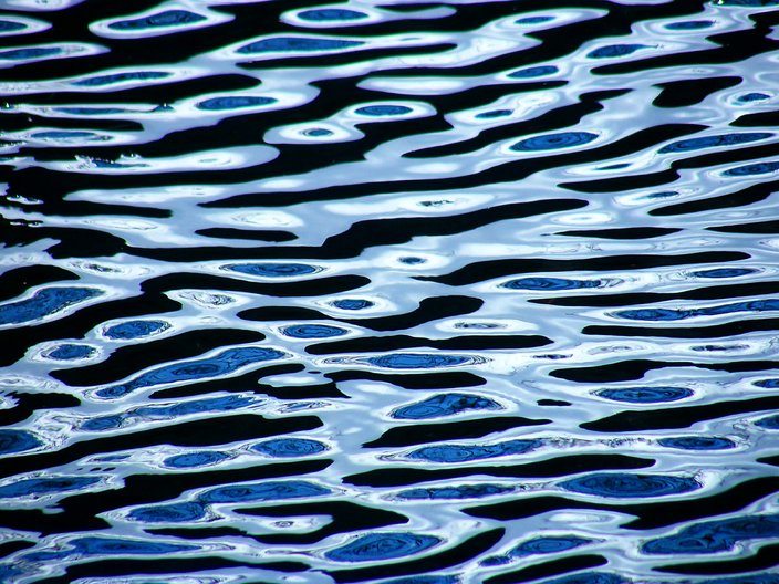 "Abstract Water Ripples" - eine Wasseroberfläche mit Reflektionen