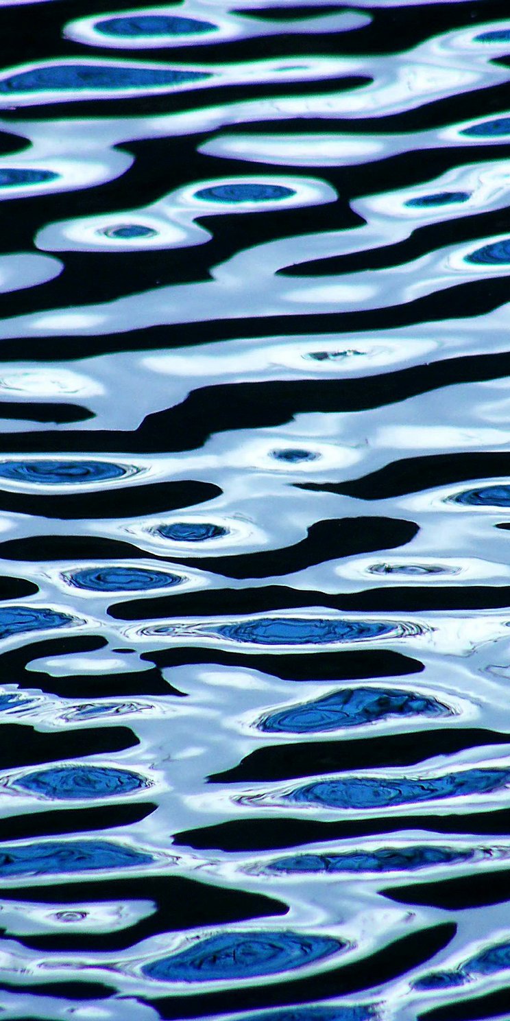 "Abstract Water Ripples" - eine Wasseroberfläche mit Reflektionen