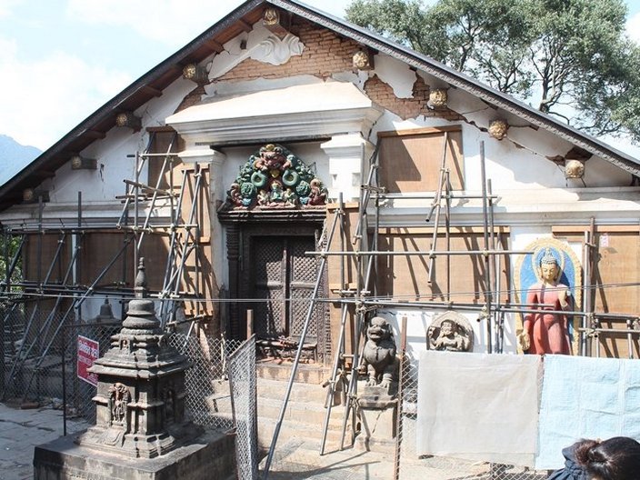 Das Bild zeigt die abgestützte Fassade eines Gebäudes in der Welterbestätte Tal von Kathmandu nach dem Erdbeben 2015