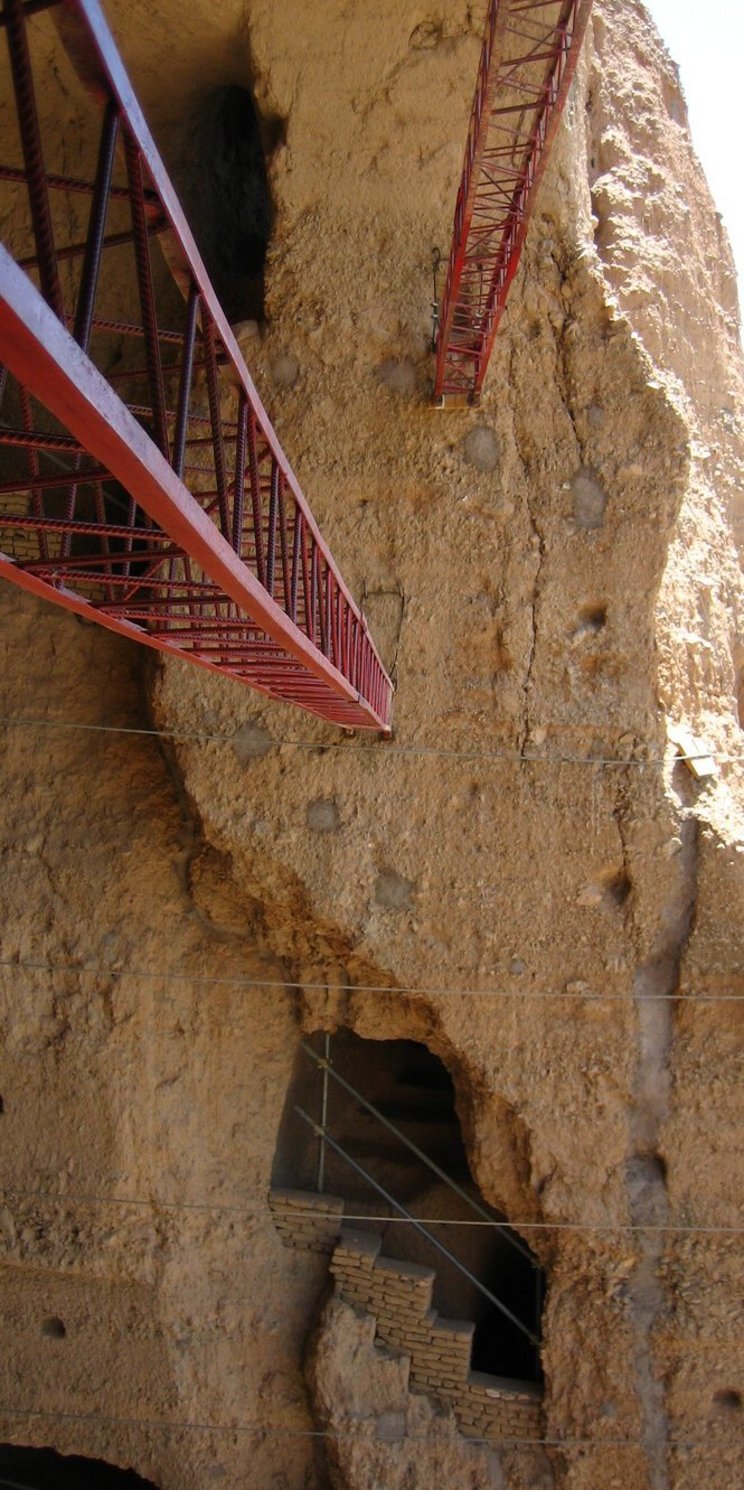 Detailansicht von Metallstreben im Welterbe "Kulturlandschaft und archäologische Relikte des Bamyian-Tals" in Afghanistan