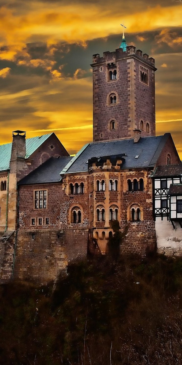 Blick auf die Wartburg mit dämmrigem Himmel im Hintergrund