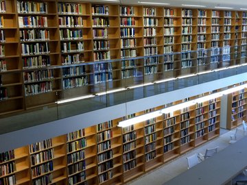 Großes Bücherregal in einer Bibliothek