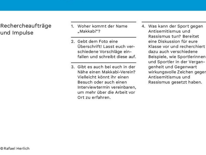 Die Rückseite einer Bilderkarte in blau-weißem Design mit Erklärungen zum Fußballteam Makkabi.