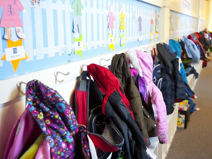 Eine Garderobe im Flur einer Grundschule. 
