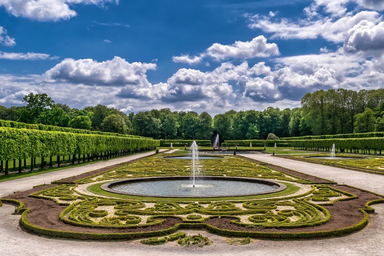 Blick in den Schlossgarten vom Brühler Schloss aus gesehen