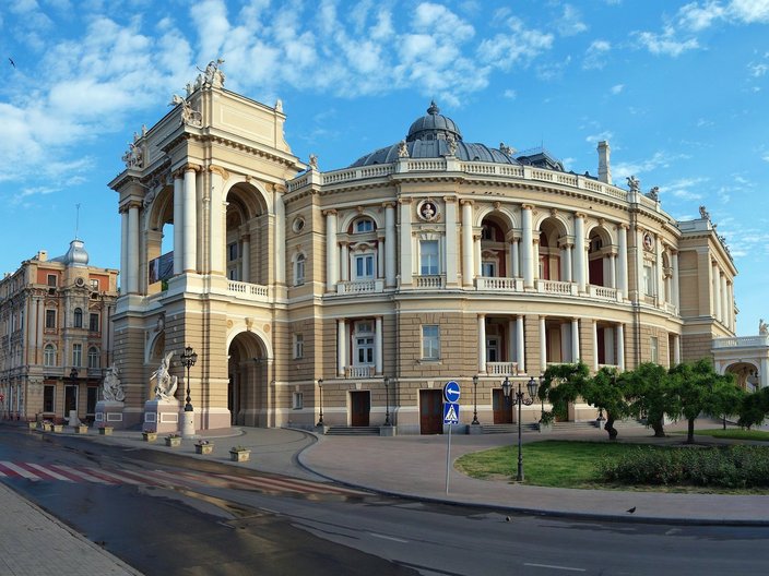 Blick auf die Oper von Odessa, ein sandsteinfarbenes, verziertes Rundgebäude.