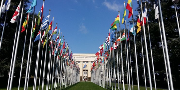 Gebäude der vereinten Nationen im Hintergrund, Flaggenmaste im Fordergrund