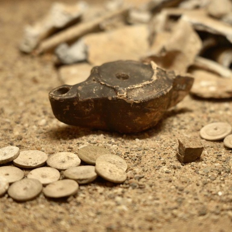 Eine Öllampe, Spielsteine und ein Würfel als Grabbeigaben eines Soldatengrabes in Remagen