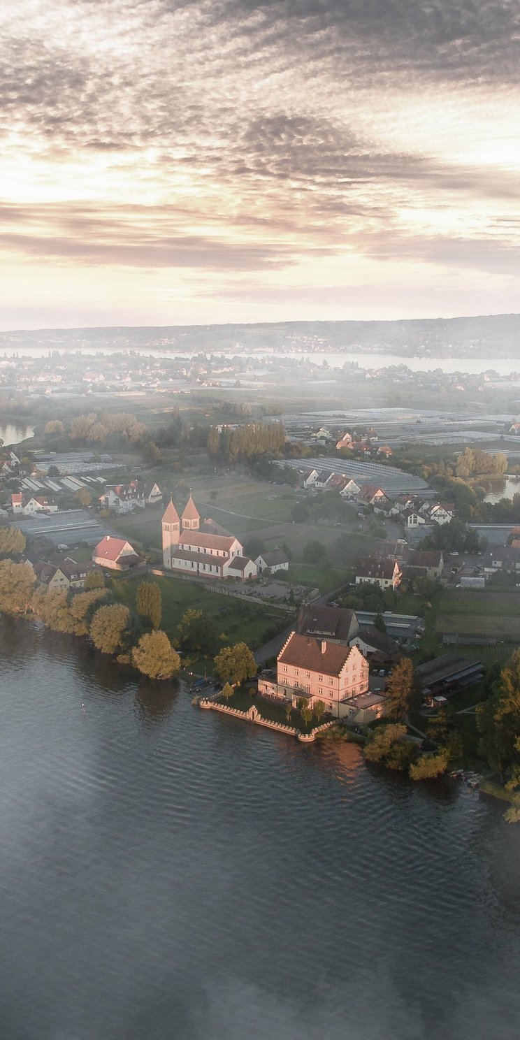 Luftbild der Klosterinsel Reichenau im Nebel