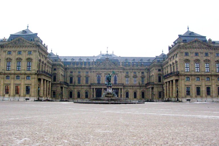 Blick auf die Residenz in Würzburg über den Residenzplatz