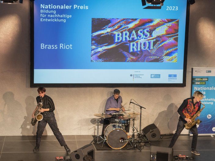 Aus diesem Foto sind die Mitglieder der Band Brass Riot bei ihrer Performance zur BNE-Preisverleihung zu sehen 