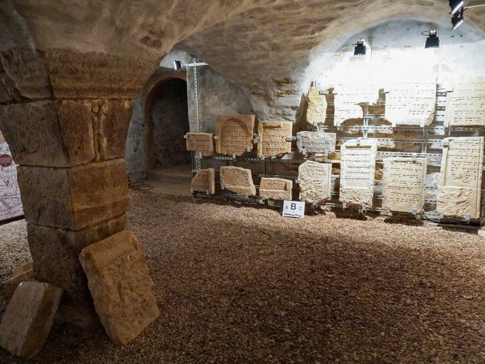 Innenansicht des Steinernen Hauses mit Gewölbe