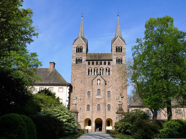 Frontansicht der Barockkirche in Kloster Corvey