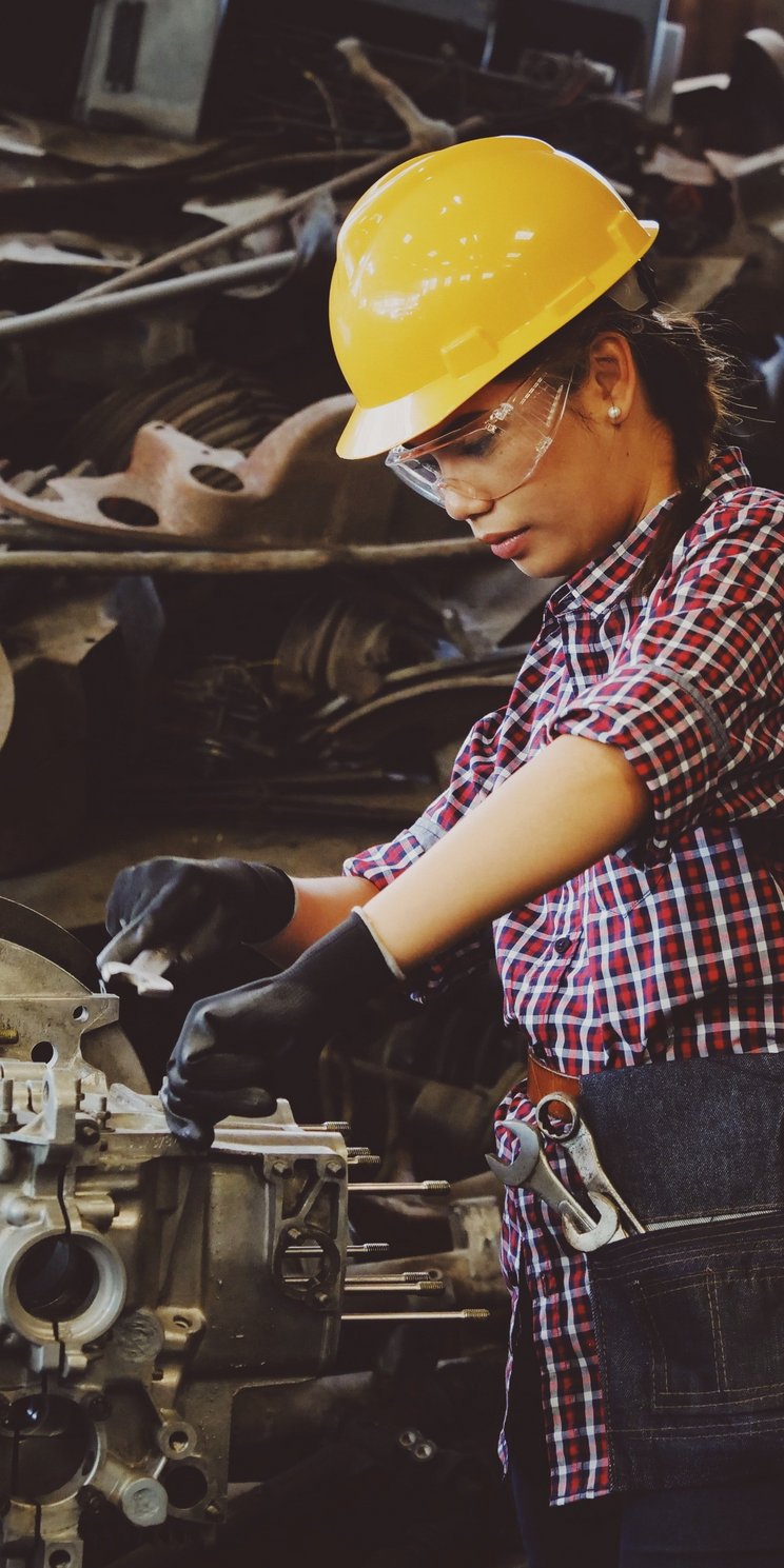 Eine junge Frau bei ihrer Arbeit im Bereich Industrie/Handwerk