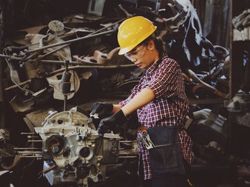 Eine junge Frau bei ihrer Arbeit im Bereich Industrie/Handwerk