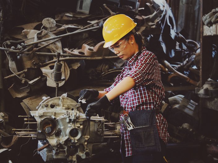 Eine junge Frau bei ihrer Arbeit im Bereich Industrie/Handwerk