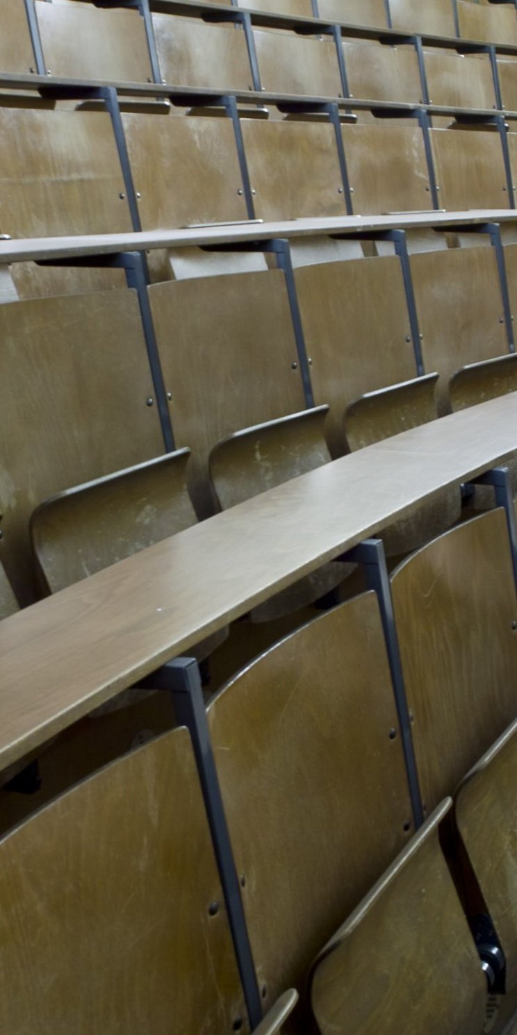 Sitzbänke in einem Hörsaal der Universität in Erlangen