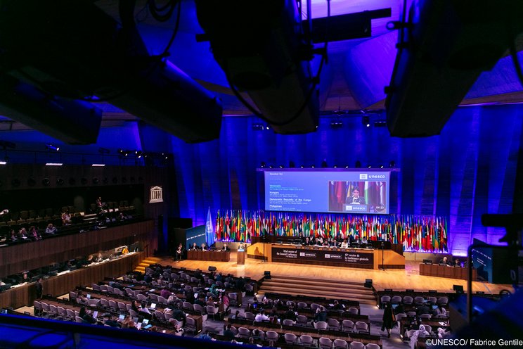 Konferenzsaal der UNESCO während einer Sitzung. 