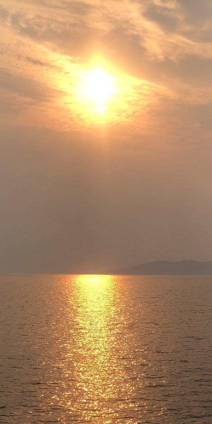 Das Foto zeigt einen Sonnenuntergang über dem Lake Kariba im Biosphärenreservat Middle Zambezi .