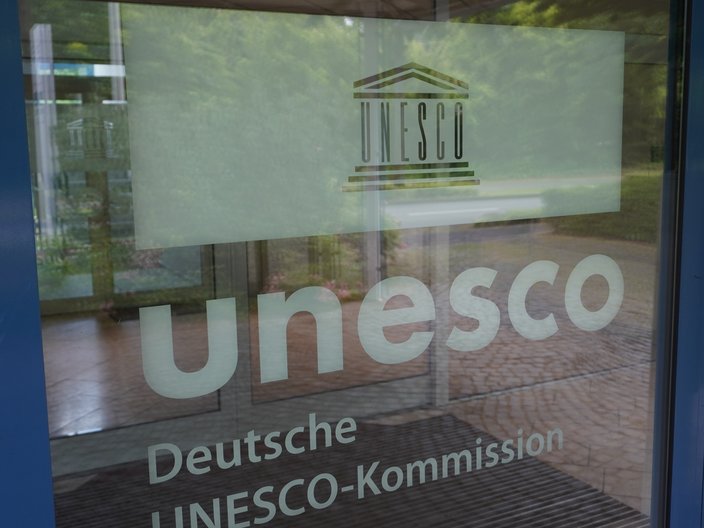 Eingangsbereich Deutsche UNESCO-Kommission mit Logo