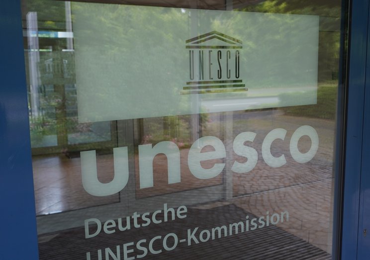 Eingangsbereich Deutsche UNESCO-Kommission mit Logo