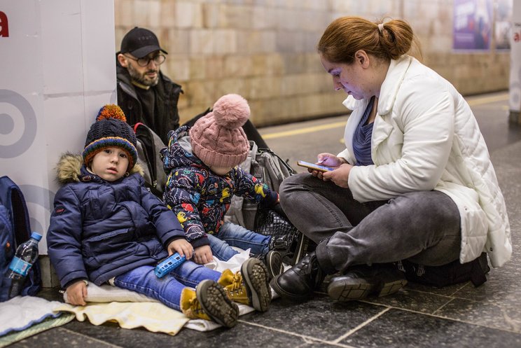 Kinder in einer Metrostation