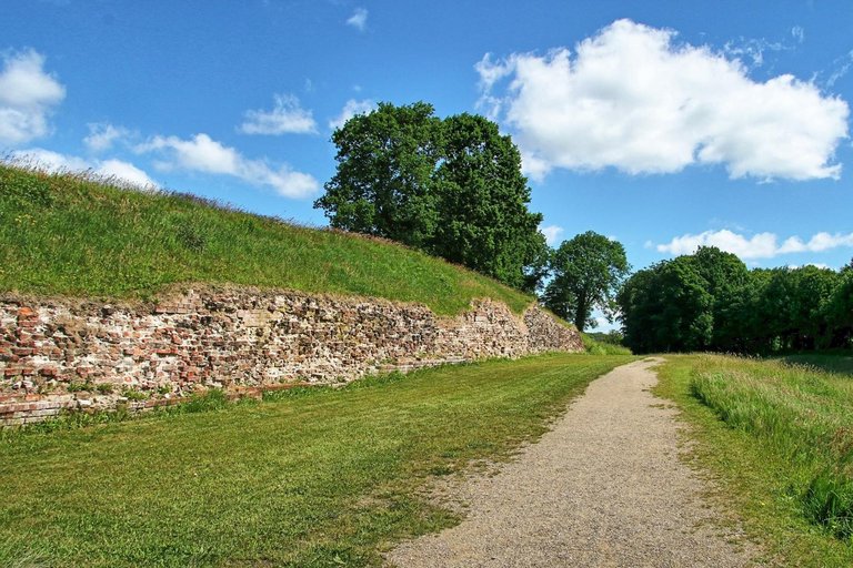 Ruine der Waldemarsmauer im Hauptwall des Danewerks aus dem 12. und 13. Jahrhundert