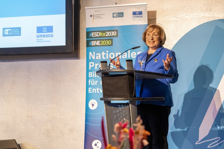 Auf diesem Foto ist Prof. Dr. Maria Böhmer bei einer Ansprache auf der BNE-Preisverleihung im Jahr 2023 zu sehen.