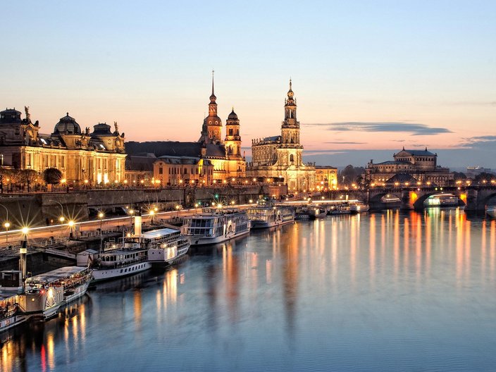 Ansicht der Stadtsilhouette von Dresden entlang der Elbe