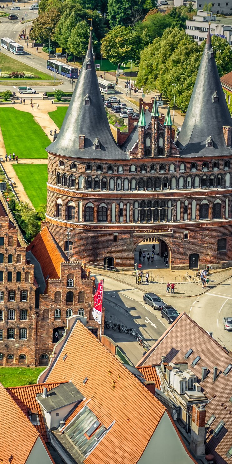 Blick auf das Holstentor und den Salzspeicher in Lübeck